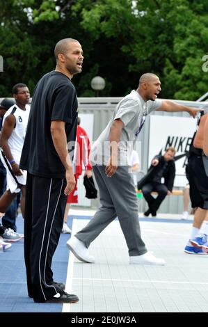 Tony Parker et Boris Diaw, membres de l'équipe nationale française de basket-ball, assistent au Festival mondial de basket-ball à Cité universitaire, à Paris, le 16 juillet 2012. Photo d'Aurore Marechal/ABACAPRESS.COM Banque D'Images