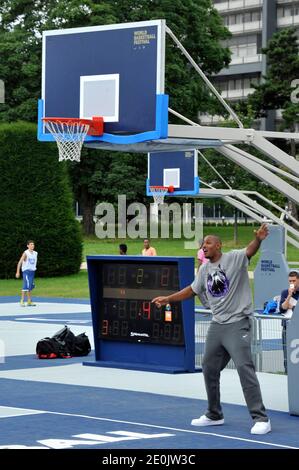 Boris Diaw, membre de l'équipe nationale française de basket-ball, participe au World Basketball Festival à Cité universitaire, à Paris, le 16 juillet 2012. Photo d'Aurore Marechal/ABACAPRESS.COM Banque D'Images