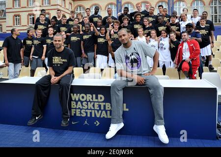 L'équipe de jeunes, Tony Parker et Boris Diaw, membres de l'équipe nationale française de basket-ball, posent lors du Festival mondial de basket-ball à Cité universitaire, à Paris, le 16 juillet 2012. Photo d'Aurore Marechal/ABACAPRESS.COM Banque D'Images