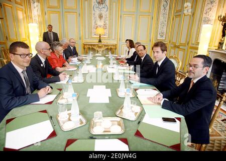 Le président français François Hollande rencontre le directeur général adjoint de Sidaction, Eric Fleutelot, lauréat du prix Nobel de médecine 2008, la chercheuse française Françoise barre-Sinoussi, directrice de l'Agence nationale de recherche sur le SIDA (ANRS), le professeur Jean-François Delfrassy, Et président de l'association Coalition plus, Vincent Pelletier, lors d'une rencontre au Palais de l'Elysée, à Paris, en France, le 16 juillet 2012. François Hollande rencontre les représentants français de la lutte contre le virus du sida. Photo de Hamilton/Pool/ABACAPRESS.COM Banque D'Images