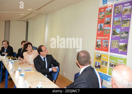 Claude Evin, ministre français des Affaires sociales et de la Santé, Marisol Touraine, président français François Hollande, est photographié avant une réunion alors qu'ils visitent le centre de santé 'Maison Médicale notre Dame du Lac' à Rueil-Malmaison, dans l'ouest de Paris, le 17 juillet 2012. Photo de Mousse/ABACAPRESS.COM Banque D'Images