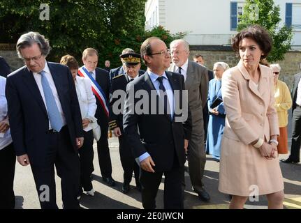 Claude Evin, président français François Hollande et ministre français des Affaires sociales et de la Santé Marisol Touraine arrivent au centre de santé 'Maison Médicale notre Dame du Lac' à Rueil-Malmaison, dans l'ouest de Paris, le 17 juillet 2012. Photo de Mousse/ABACAPRESS.COM Banque D'Images