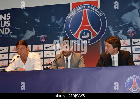 Zlatan Ibrahimovic, le nouveau joueur suédois du club de football de Paris Saint-Germain (PSG), Nasser Al-Kheleaifi, le président du club de football de Paris Saint-Germain (PSG), et Leonardo, le directeur sportif brésilien du PSG, lors d'une conférence de presse dans le cadre de la présentation officielle d'Ibrahimovic au Parc des Princes à Paris, en France, le 18 juillet 2012. Photo de Thierry Plessis/ABACAPRESS.COM Banque D'Images