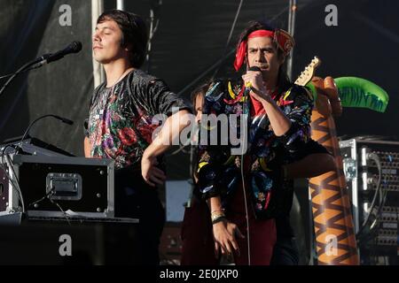 Naïf New Beaters se produit en direct sur la place de l'hôtel de ville lors du Festival des Indétendances de la Fnac à Paris, en France, le 20 juillet 2012. Photo de Felix de Malleray/ABACAPRESS.COM Banque D'Images