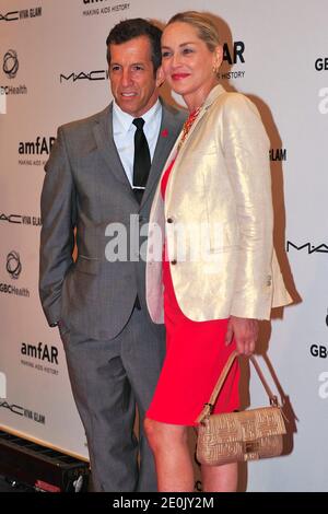 Le couturier Kenneth Cole (L) et l'actrice Sharon Stone assistent à l'événement amfAR et GBCsand, « Together to End AIDS », en l'honneur de Bill Gates, qui lance la 19e Conférence internationale sur le SIDA, au Kennedy Center à Washington, DC, USA, le 21 juillet 2012. Photo de Ben Keller/ABACAPRESS.COM Banque D'Images