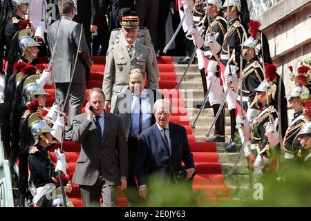 Jean Tiberi quitte la cérémonie marquant l'anniversaire de la tristement célèbre série Vel d'HIV de 13,000 juifs français, le 22 juillet 2012 au mémorial juif de Paris, France. Les 16 et 17 juillet 1942, quelque 13,000 Juifs, principalement d'origine non française, ont été détenus et emmenés au stade Vélodrome d Hiver près de la Tour Eiffel, où ils ont passé une semaine dans des conditions épouvantables, avant d'être déportés dans les camps de concentration nazis. Photo de Stephane Lemouton/ABACAPRESS.COM. Banque D'Images