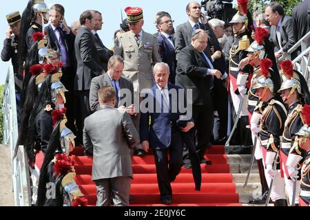 Jean Tiberi quitte la cérémonie marquant l'anniversaire de la tristement célèbre série Vel d'HIV de 13,000 juifs français, le 22 juillet 2012 au mémorial juif de Paris, France. Les 16 et 17 juillet 1942, quelque 13,000 Juifs, principalement d'origine non française, ont été détenus et emmenés au stade Vélodrome d Hiver près de la Tour Eiffel, où ils ont passé une semaine dans des conditions épouvantables, avant d'être déportés dans les camps de concentration nazis. Photo de Stephane Lemouton/ABACAPRESS.COM. Banque D'Images