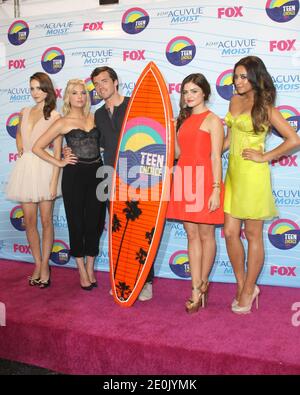 Toian Bellisario, Ashley Benson, Ian Harding, Lucy Hale et Shay Mitchell ont assisté aux Prix Teen Choice 2012 qui se sont tenus à l'amphithéâtre Gibson de Universal City, CA, États-Unis, le 22 juillet 2012. Photo de Tony DiMaio/ABACAPRESS.COM Banque D'Images