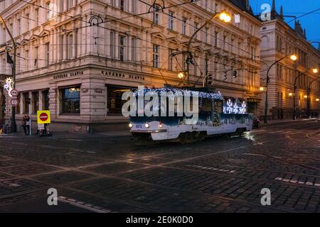 PRAGUE - décembre 30 : tramway de maintenance Tatra T3 avec décoration de Noël et lumières dans la rue entre le Théâtre national et le café Slavia sur Decembe Banque D'Images