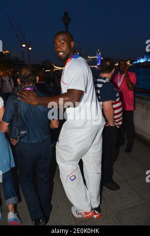 Teddy Riner, champion du monde de judo français, quitte le Club France lors des Jeux Olympiques de Londres 2012 à Londres, Royaume-Uni, le 26 juillet 2012. Photo de Gouhier-Guibbbbaud-JMP/ABACAPRESS.COM Banque D'Images