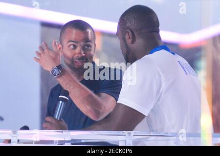 Teddy Riner, champion du monde de judo français, et Tony Parker, joueur de basket-ball français, sont vus à la télévision lors des Jeux olympiques de Londres de 2012 à Londres, au Royaume-Uni, le 26 juillet 2012. Photo de Gouhier-Guibbbbaud-JMP/ABACAPRESS.COM Banque D'Images