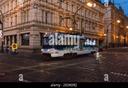 PRAGUE - décembre 30 : tramway de maintenance Tatra T3 avec décoration de Noël et lumières dans la rue entre le Théâtre national et le café Slavia sur Decembe Banque D'Images