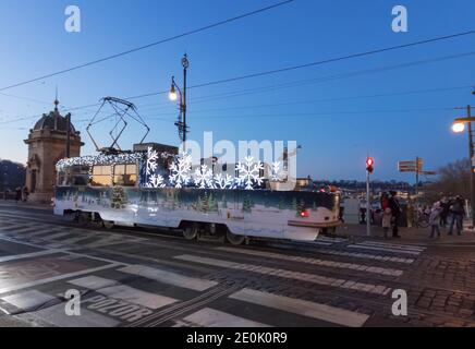 PRAGUE - décembre 30 : tramway de maintenance Tatra T3 avec décoration de Noël et lumières entrant sur le pont de la Légion près du Théâtre national le 30 décembre, Banque D'Images