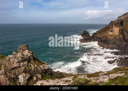 Les célèbres ruines des couronnes des maisons de moteur sur la Tin Coast sauvage: Botallack Mine, St Just, Cornwall, Royaume-Uni. Site du patrimoine mondial de l'exploitation minière Cornish. Banque D'Images