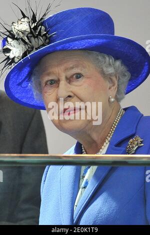 La reine Elizabeth II, accompagnée du président de l'autorité de livraison olympique Sir John Armitt et du président du LOCOG Lord Sebastian COE, visitent le centre aquatique lors des Jeux olympiques de Londres de 2012, le 28 juillet 2012. Photo de Gouhier-Guibbbbaud-JMP/ABACAPRESS.COM Banque D'Images