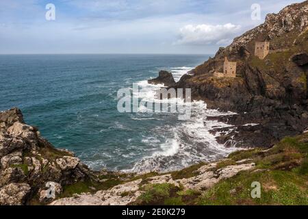 Les célèbres ruines des couronnes des maisons de moteur sur la Tin Coast sauvage: Botallack Mine, St Just, Cornwall, Royaume-Uni. Site du patrimoine mondial de l'exploitation minière Cornish. Banque D'Images