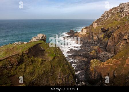 Les célèbres ruines des couronnes des maisons de moteur sur la Tin Coast sauvage: Botallack Mine, St Just, Cornwall, Royaume-Uni. Site du patrimoine mondial de l'exploitation minière Cornish. Banque D'Images