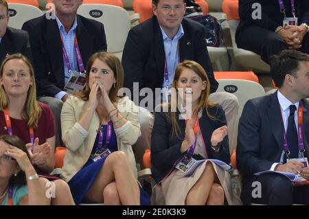 Les princesses Eugénie et la princesse Beatrice observant la natation pendant les Jeux Olympiques de Londres de 2012 à Londres, Royaume-Uni, le 29 juillet 2012. Photo de Gouhier-Guibbbbaud-JMP/ABACAPRESS.COM Banque D'Images