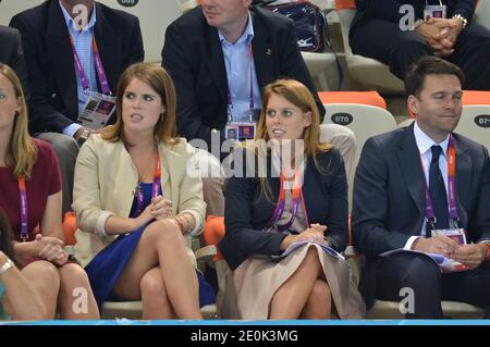 Les princesses Eugénie et la princesse Beatrice observant la natation pendant les Jeux Olympiques de Londres de 2012 à Londres, Royaume-Uni, le 29 juillet 2012. Photo de Gouhier-Guibbbbaud-JMP/ABACAPRESS.COM Banque D'Images