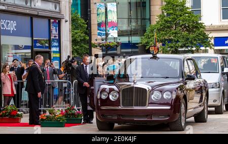 Le 6 juillet 2016, sa Majesté la Reine et son Altesse Royale le prince Philip sont arrivés à la ville de découverte lors de leur visite royale à Dundee en Écosse. Ils ont tous deux été accueillis par Lord Provost Bob Duncan et Lady Lord Provost Brenda Duncan aux chambres de commerce du centre-ville Banque D'Images