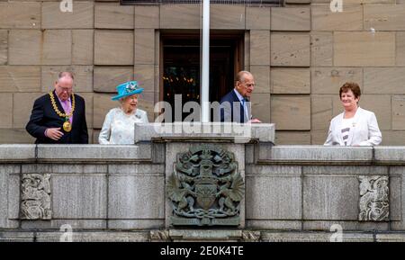 Le 6 juillet 2016, sa Majesté la Reine et son Altesse Royale le prince Philip sont arrivés à la ville de découverte lors de leur visite royale à Dundee en Écosse. Ils ont tous deux été accueillis par Lord Provost Bob Duncan et Lady Lord Provost Brenda Duncan aux chambres de commerce du centre-ville Banque D'Images