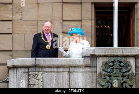 Le 6 juillet 2016, sa Majesté la Reine et son Altesse Royale le prince Philip sont arrivés à la ville de découverte lors de leur visite royale à Dundee en Écosse. Ils ont tous deux été accueillis par Lord Provost Bob Duncan et Lady Lord Provost Brenda Duncan aux chambres de commerce du centre-ville Banque D'Images