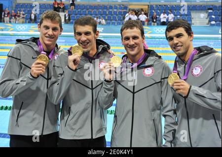 (G-D) le Conor Dwyer, Michael Phelps, Ryan Lochte et Ricky Berens des États-Unis célèbrent leur victoire de la médaille d'or dans le relais freestyle de 4 x 200 mètres pour hommes, le mardi 31 juillet 2012, lors des Jeux Olympiques d'été à Londres, au Royaume-Uni. Photo de Gouhier-Guibbbbaud-JMP/ABACAPRESS.COM Banque D'Images