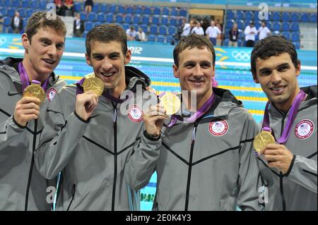 (G-D) le Conor Dwyer, Michael Phelps, Ryan Lochte et Ricky Berens des États-Unis célèbrent leur victoire de la médaille d'or dans le relais freestyle de 4 x 200 mètres pour hommes, le mardi 31 juillet 2012, lors des Jeux Olympiques d'été à Londres, au Royaume-Uni. Photo de Gouhier-Guibbbbaud-JMP/ABACAPRESS.COM Banque D'Images