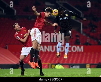 Harry Maguire de Manchester United et Keinan Davis de Aston Villa (à droite) se battent pour le ballon dans les airs lors du match de la Premier League à Old Trafford, Manchester. Banque D'Images