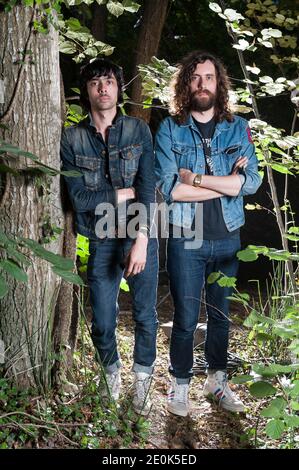 Xavier de Rosnay (L) et Gaspard Auge, du duo français de musique électronique Justice, posent après la représentation au Paleo Festival de Nyon, Suisse, le 17 juillet 2012. Photo de Loona/ABACAPRESS.COM Banque D'Images