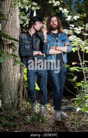 Xavier de Rosnay (L) et Gaspard Auge, du duo français de musique électronique Justice, posent après la représentation au Paleo Festival de Nyon, Suisse, le 17 juillet 2012. Photo de Loona/ABACAPRESS.COM Banque D'Images