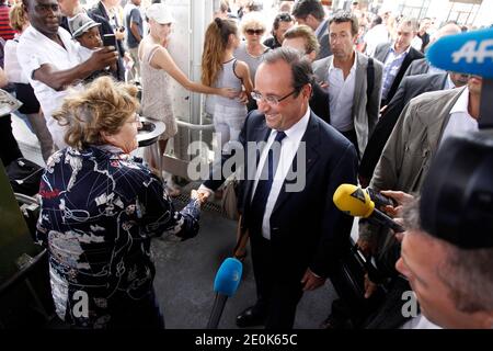 Le président français François Hollande flanqué de son partenaire Valérie Trierweiler arrive à la gare de Lyon à Paris, France, le 2 août 2012, après avoir quitté le Palais présidentiel de l'Elysée pour passer des vacances au fort de Bregancon sur la Côte d'Azur. Photo par ABACAPRESS.COM Banque D'Images