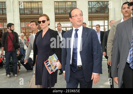 Le président français François Hollande flanqué de son partenaire Valérie Trierweiler arrive à la gare de Lyon à Paris, France, le 2 août 2012, après avoir quitté le Palais présidentiel de l'Elysée pour passer des vacances au fort de Bregancon sur la Côte d'Azur. Photo par ABACAPRESS.COM Banque D'Images