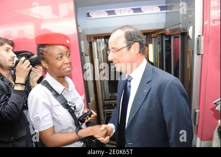 Le président français François Hollande flanqué de son partenaire Valérie Trierweiler arrive à la gare de Lyon à Paris, France, le 2 août 2012, après avoir quitté le Palais présidentiel de l'Elysée pour passer des vacances au fort de Bregancon sur la Côte d'Azur. Photo par ABACAPRESS.COM Banque D'Images