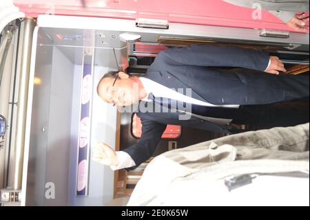 Le président français François Hollande flanqué de son partenaire Valérie Trierweiler arrive à la gare de Lyon à Paris, France, le 2 août 2012, après avoir quitté le Palais présidentiel de l'Elysée pour passer des vacances au fort de Bregancon sur la Côte d'Azur. Photo par ABACAPRESS.COM Banque D'Images