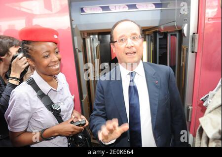 Le président français François Hollande flanqué de son partenaire Valérie Trierweiler arrive à la gare de Lyon à Paris, France, le 2 août 2012, après avoir quitté le Palais présidentiel de l'Elysée pour passer des vacances au fort de Bregancon sur la Côte d'Azur. Photo par ABACAPRESS.COM Banque D'Images