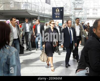 Le président français François Hollande flanqué de son partenaire Valérie Trierweiler arrive à la gare de Lyon à Paris, France, le 2 août 2012, après avoir quitté le Palais présidentiel de l'Elysée pour passer des vacances au fort de Bregancon sur la Côte d'Azur. Photo par ABACAPRESS.COM Banque D'Images