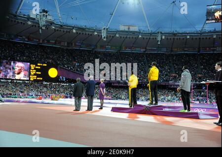 Le médaillé d'or Usain Bolt de Jamaïque, au centre, le médaillé d'argent Yohan Blake de Jamaïque, à gauche, et Justin Gatlin des États-Unis, affichent leurs médailles olympiques pour le sprint de 100m masculin lors de la cérémonie de remise des médailles au stade olympique de Londres, au Royaume-Uni, le lundi 6 août 2012. Photo d'Henri Swarc/ABACAPRESS.COM Banque D'Images