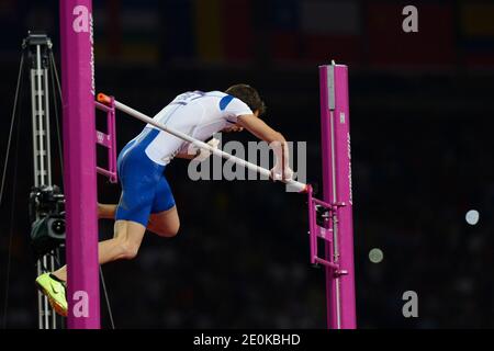 Le champion olympique de France, Renaud Lavillenie, a établi un record du monde en salle de perche avec un effort de 6.16 mètres lors d'une réunion à Donetsk, en Ukraine, le 15 février 2014. La marque précédente de 6.15 a été fixée par Sergei Bubka au même événement en Ukraine en 1993. Bubka détient toujours le record du monde de plein air de 6.14. Photo du fichier : la France Renaud Lavillenie obtient 5m97 et remporte la médaille d'or dans le Pole Vault Men aux Jeux Olympiques de Londres 2012 à Londres, Royaume-Uni le 10h août 2012. Photo de Henri Szwarc/ABACAPRESS.COM Banque D'Images