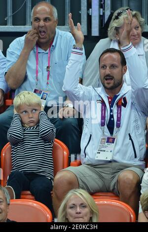 Le prince héritier Haakon, la princesse de couronne Mete Marit de Norvège avec son fils le prince Sverre Magnus et sa fille la princesse Ingrid Alexandra assistent au match de finale de handball féminin pour la médaille d'or, Norvège contre Monténégro, au Parc olympique, lors des Jeux Olympiques de Londres 2012, le 11 août 2012. La Norvège a gagné 26-23. Photo de Gouhier-Guibbbbaud-JMP/ABACAPRESS.COM Banque D'Images