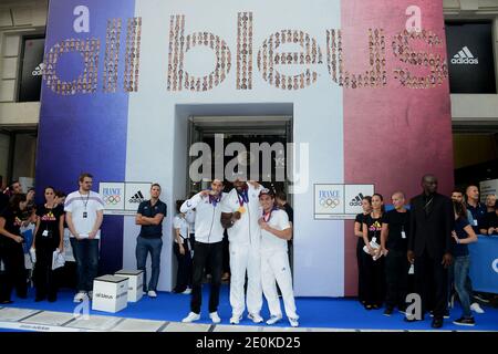 (G-D) Maheidine Mekhissi, Teddy Riner et Steve Guenot lors d'une rencontre des médaillés olympiques français avec leurs fans à l'extérieur du magasin phare des Adidas sur les champs-Elysées à Paris, France, le 13 août 2012. Photo de Nicolas Briquet/ABACAPRESS.COM Banque D'Images