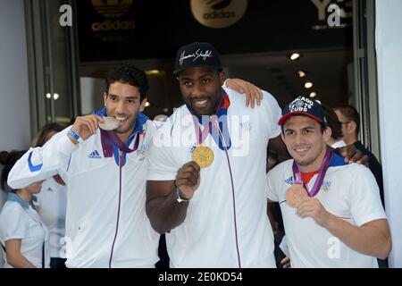 (G-D) Maheidine Mekhissi, Teddy Riner et Steve Guenot lors d'une rencontre des médaillés olympiques français avec leurs fans à l'extérieur du magasin phare des Adidas sur les champs-Elysées à Paris, France, le 13 août 2012. Photo de Nicolas Briquet/ABACAPRESS.COM Banque D'Images