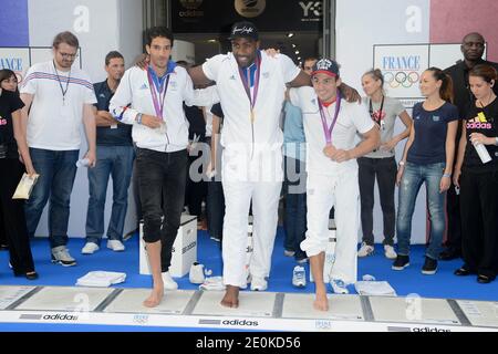 (G-D) Maheidine Mekhissi, Teddy Riner et Steve Guenot lors d'une rencontre des médaillés olympiques français avec leurs fans à l'extérieur du magasin phare des Adidas sur les champs-Elysées à Paris, France, le 13 août 2012. Photo de Nicolas Briquet/ABACAPRESS.COM Banque D'Images