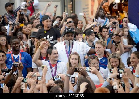 Teddy Riner lors d'une rencontre des médaillés olympiques français avec leurs fans à l'extérieur du magasin phare Adidas sur les champs-Elysées à Paris, France, le 13 août 2012. Photo de Nicolas Briquet/ABACAPRESS.COM Banque D'Images