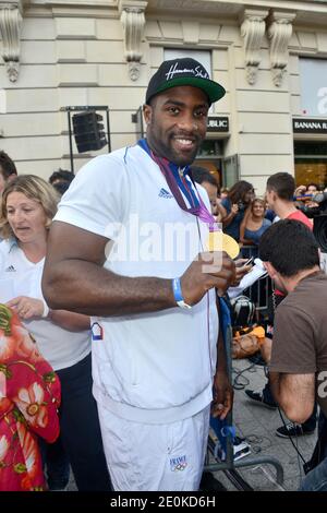 Teddy Riner lors d'une rencontre des médaillés olympiques français avec leurs fans à l'extérieur du magasin phare Adidas sur les champs-Elysées à Paris, France, le 13 août 2012. Photo de Nicolas Briquet/ABACAPRESS.COM Banque D'Images