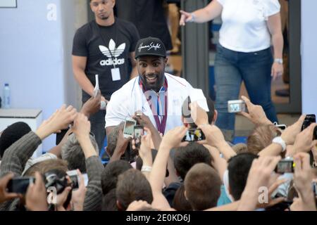 Teddy Riner lors d'une rencontre des médaillés olympiques français avec leurs fans à l'extérieur du magasin phare Adidas sur les champs-Elysées à Paris, France, le 13 août 2012. Photo de Nicolas Briquet/ABACAPRESS.COM Banque D'Images