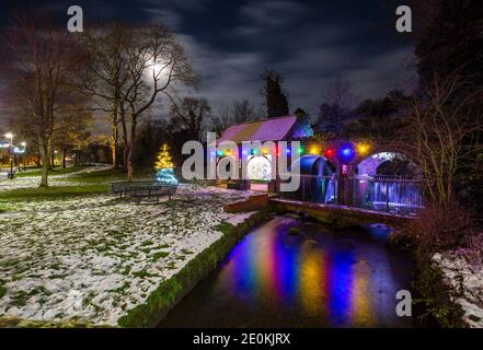 Kidderminster, Royaume-Uni. 1er janvier 2021. Météo au Royaume-Uni : tout est calme, car cette journée enneigée du nouvel an touche à sa fin. Une nuit froide et sèche est prévue pour Worcestershire avec des températures inférieures à zéro prédites par les heures tôt du matin. Les jolies lumières de Noël brillent de mille feux, leur reflet coloré visible sous un ciel bleu dans ce parc local. Crédit : Lee Hudson/Alay Live News Banque D'Images