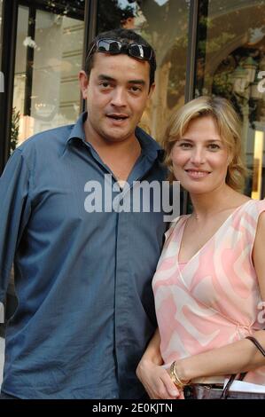 Photo de Stephane Slima et Christine Lemler du salon de télévision français 'le Soleil' pose en 2005 à Monte-Carlo pendant le Festival de télévision de Monte-Carlo. Stephane Slima meurt à 41. Photo de Denis Guignebourg/ABACAPRESS.COM Banque D'Images