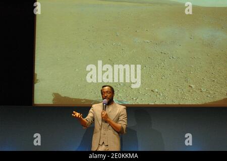 L'artiste musical will.i.am des Black Eyed Peas publie un tweet peu après que sa chanson « Reach for the Stars » ait été retransmise par le Rover de la curiosité Mars et diffusée en direct sur le Jet propulsion Laboratory de la NASA à Pasadena, C, Etats-Unis, le 28 août 2012. Photo de la NASA via ABACAPRESS.COM Banque D'Images