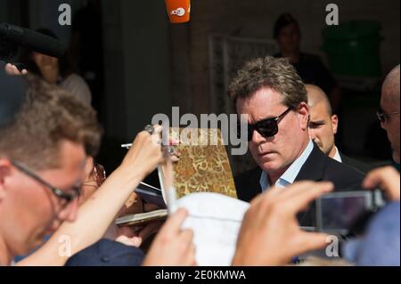 Ray Liotta signe des autographes avant le photocall 'Iceman' lors du 69e Festival International du film de Venise 'mestra' au Palazzo del Casino à Venise, Italie, le 30 août 2012. Photo de Nicolas Genin/ABACAPRESS.COM Banque D'Images